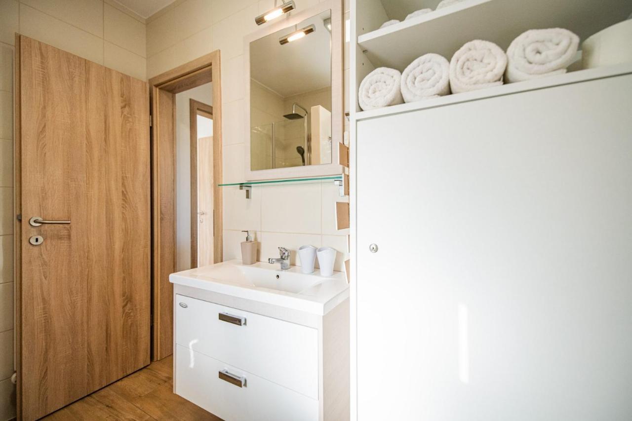 Apartmaji Banonia " Poletni Vetrc " Banovci Ngoại thất bức ảnh